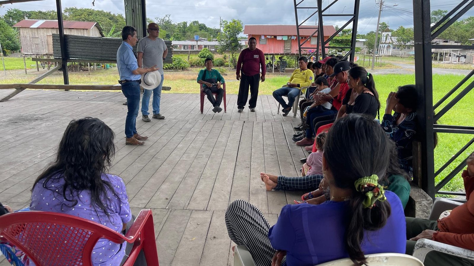 Reunión comunitaria de cacaocultores bajo un techo abierto en el noroccidente de Ecuador